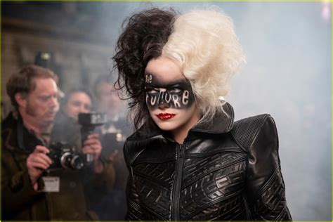 Emma Stone S Cruella Debuts New Teaser Trailer During Grammys 2021