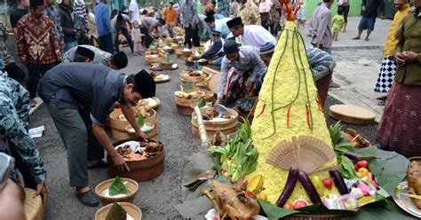 Akulturasi dimaknai sebagai fenomena yang terjadi ketika kelompok kelompok individu dengan budaya beberapa contoh tradisi yang merupakan bentuk akulturasi islam dengan budaya lokal di nusantara, khususnya di jawa antara lain tradisi kenduri. Kebudayaan di Indonesia : Keanekaragaman, Kesamaan, Ragam, Hubungan, Interaksi, Pengaruh Asing