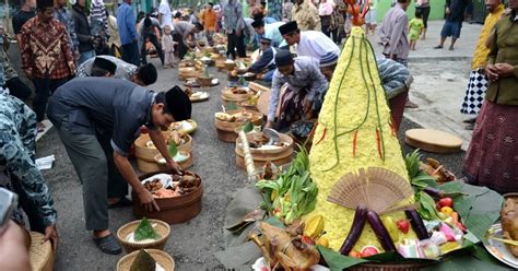 Setiap daerah di indonesia memiliki ragam hias flora dengan ciri khasnya menggambar ragam hias flora, fauna, geometris, dan manusia memberikan pengetahuan tentang keanekaragaman budaya rupa dan kearifan lokal tentang. Kebudayaan di Indonesia : Keanekaragaman, Kesamaan, Ragam ...