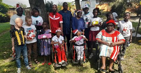 Côte Divoire Aip La Caph Ci Offre Un Arbre De Noël à Des Enfants Handicapés Aip Agence