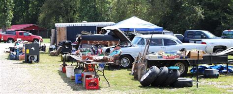 Nitro Antique Car Club hosts swap meet in Winfield | Putnam News