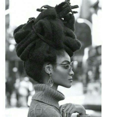 It's always nice to see some beautiful women with dreadlocks especially when they are styled up right and individually set apart by color and length. Pin by Maggy on Bongo Natty Locks | Dreads short hair ...