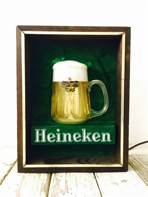 Heineken beer is sold in a green bottle with a red star. Heineken Bier Lichtreclame jaren 70 - Catawiki