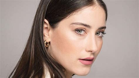 Por qué se está discutiendo la entrevista de Hazal Kaya en las