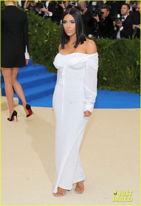 Kim Kardashian Goes Solo At Met Gala 2017 Wears No Jewelry Photo