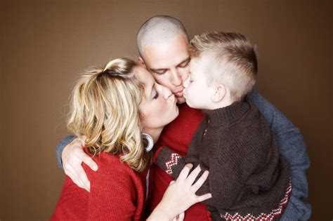 El día del beso tiene una bonita historia y se remonta al año 2011 cuando una pareja tailandesa permaneció besándose 46 horas, 24 minutos y 9 segundos en la pareja batió el record con dicho beso un día 13 y por ello, se fijó como el día internacional del beso. Día Internacional del beso: ¿A qué edad habría que dejar ...