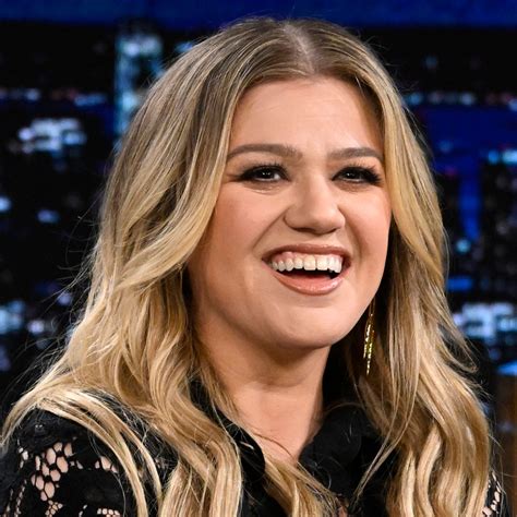 The Voice Star Kelly Clarkson Causes A Stir In Zip Up Mini Dress