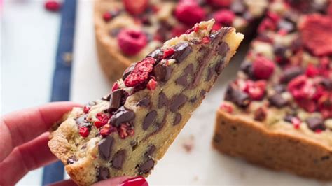 Pour ice cream mixture into the springform pan, cover pan with a sheet of aluminum foil and freeze for at least 12 hours. Torta cookie con gocce di cioccolato - (Chocolate chip ...