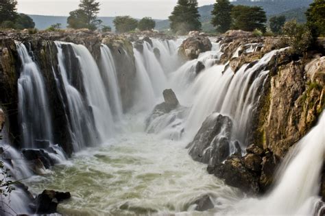 Hogenakkal Cool Places To Visit Tourist Places Beautiful Waterfalls