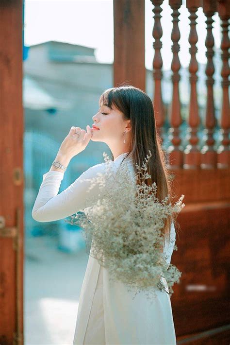 Điều khiến cư dân mang xôn xao là hàm răng của cô gái không còn hàng tiền đạo. Bị chỉ trích là ăn mặc phản cảm và giả nghèo, Thánh sún ...