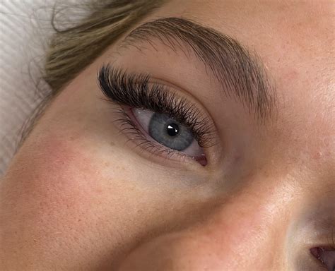 Risks And Benefits Of Eyelash Extensions What To Expect Fake