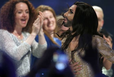 tutte le foto della drag queen barbuta che vince eurovision song contest niente da fare per