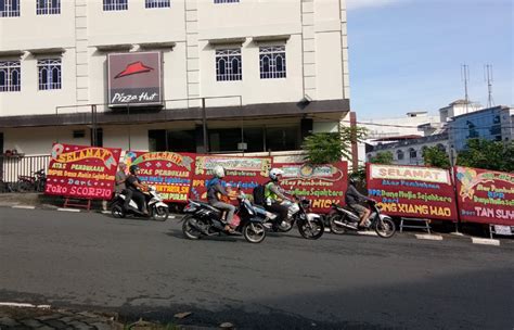 Pizza hut francise על ‪pizza hut taman connaught‬. Pizza Hut Keluhkan Penataan Ucapan Papan Bunga ...