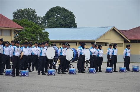 Tutup barisan buka / tutup barisan. Pemasangan Khemah di Tapak Perkhemahan - AsiaCamp