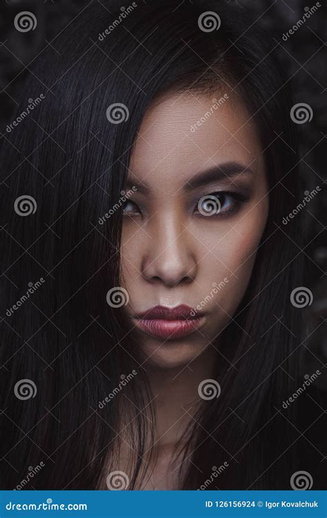 Portret Van Aziatische Vrouw Stock Foto Image Of Uitdrukking Meisje