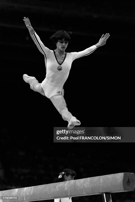 Nadia Comaneci à Lépreuve De Poutre Des Jeux Olympiques Dété De