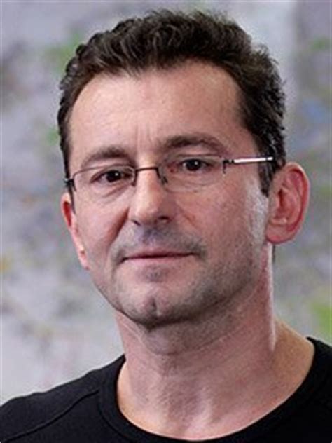 Na pražské konzervatoři vystudoval hudebně dramatický obor. Ondřej Vetchý — Lidé — Česká televize