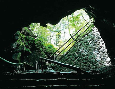 Narusawa Hyoketsu Ice Cave 富士五湖ぐるっとつながるガイド（富士五湖観光連盟）