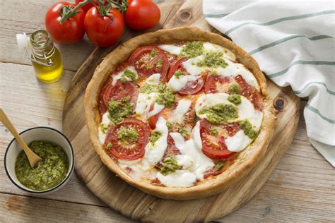 Recept Pizza Met Mozzarella Tomaat En Pesto