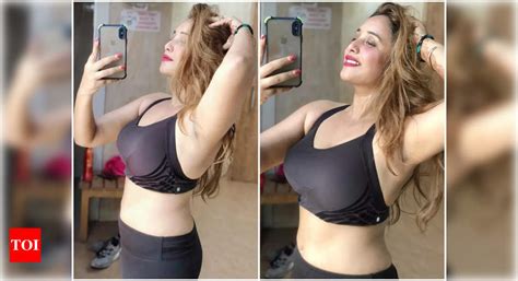 Rani Chatterjee Shows Off Her Curves In The Latest Mirror Selfie From The Gym Bhojpuri Movie