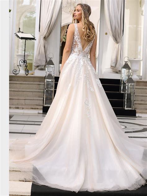 Außerdem finden sie weitere informationen, wie sie zum beispiel ihr brautkleid nach dem tragen aufbewahren können. Traumhaftes Brautkleid mit Spitzenapplikationen auf ...