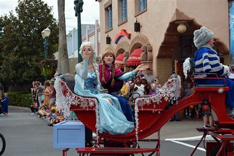 Anna And Elsa S Royal Welcome Parade Featuring Kristoff Frozen KennythePirate Com
