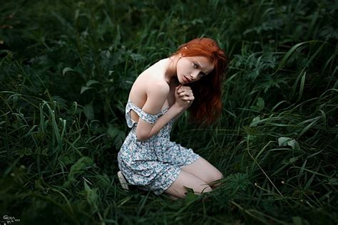 Hd Wallpaper Women Redhead Grass Bare Shoulders Kneel Sitting