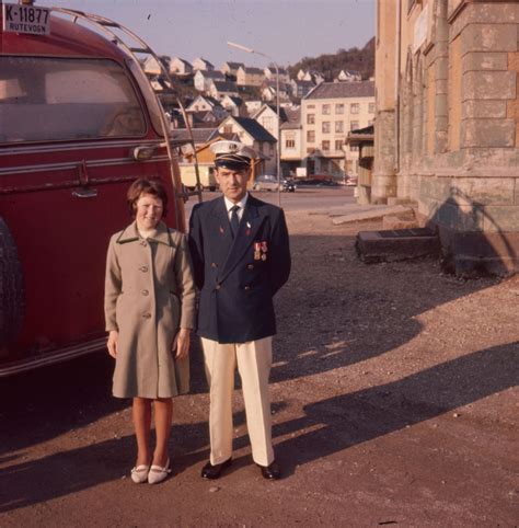 Far Og Datter Ved En Buss Ved Rutebilstasjonen I Egersund Sentrum