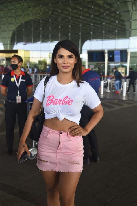 take style notes from these b town actresses airport fashion today paparazzi pics