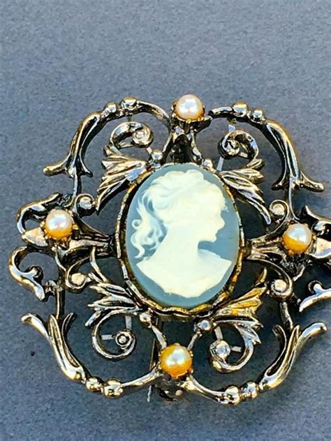 Victorian Vintage Cameo Brooch Pin~gold Tone And Pearls~collectible