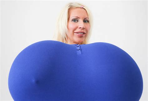 Qui A Les Plus Gros Seins Du Monde - Beshine, la femme aux plus gros faux seins du monde, est de retour avec