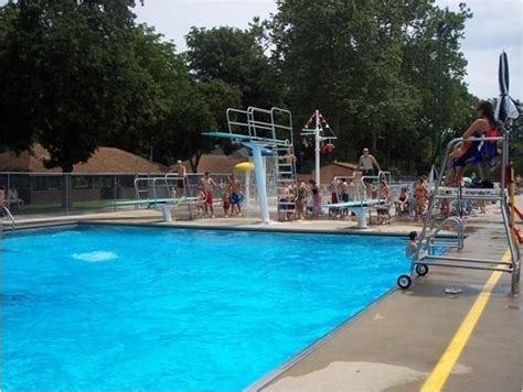 Findlay Eats Out Riverside Pool To Serve Vitos Pizza