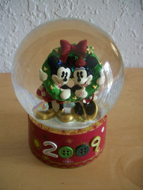 Disney 2009 Mickey And Minnie Christmas Snow Globe Snowglobes