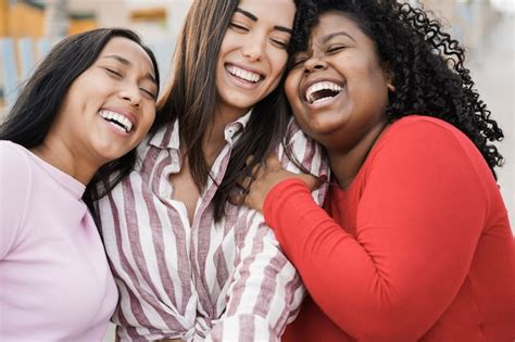 Las Mujeres Hispanas Felices Disfrutan De Tiempo Juntos Al Aire Libre