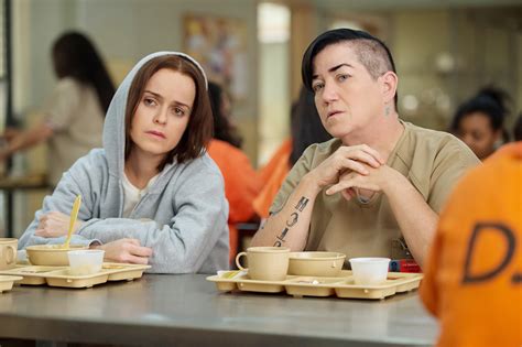 Photos Orange Is The New Black Season 4 First Look Piper In Trouble