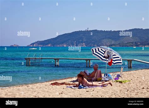 Couple de soleil à la plage de Pampelonne plage populaire à Saint Tropez Côte d Azur France