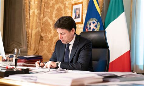 Resta in vigore il limite di due persone per le visite a parenti e amici. Governo pensa a nuova stretta: zona rossa in tutta Italia ...