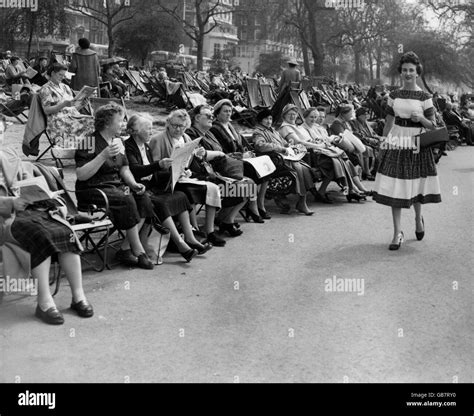 Women Enjoying A Spring Heat Wave In Hyde Park Hi Res Stock Photography
