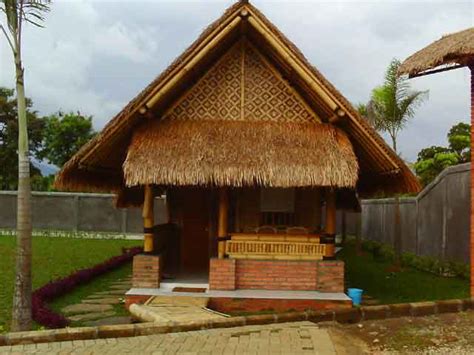 Teras rumah menjadi salah satu bagian rumah yang paling tepat untuk bersantai atau berkumpul bersama keluarga. Contoh Gambar Rumah Antik Konstruksi Bambu | Blog Interior ...