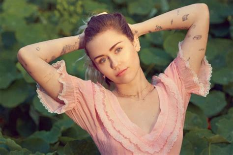 Punya Banyak Tato Ini Makna Lukisan Yang Ada Di Tubuh Miley Cyrus