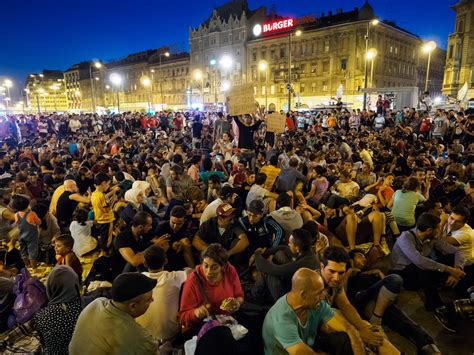 Hungary A Night Of Protest At The Train Station Al Jazeera
