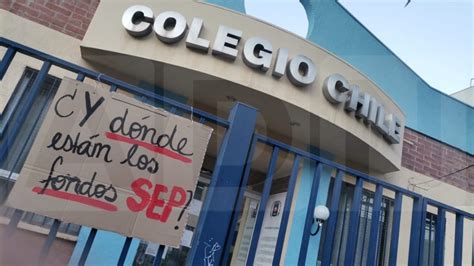 Colegio Chile De San Miguel Fue Cerrado Con Cadenas Por Sostenedor En