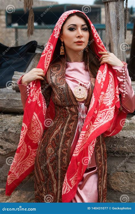 Mujeres De Oriente Medio Hermosas Que Llevan El Vestido Tradicional