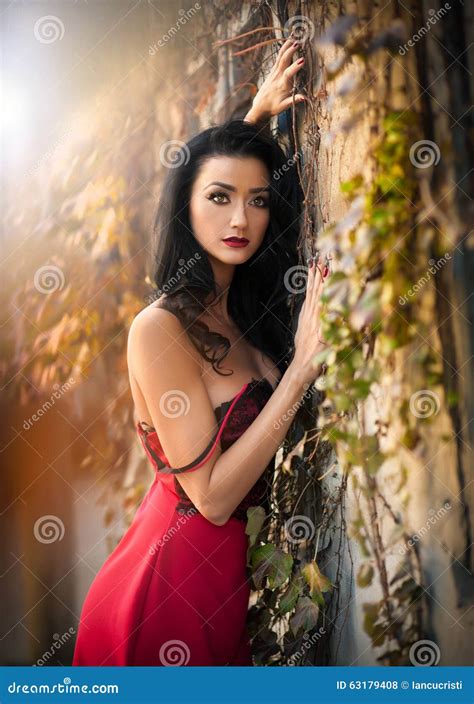 Sch Ne Sinnliche Frau Im Roten Kleid Das Im Herbstlichen Park Aufwirft