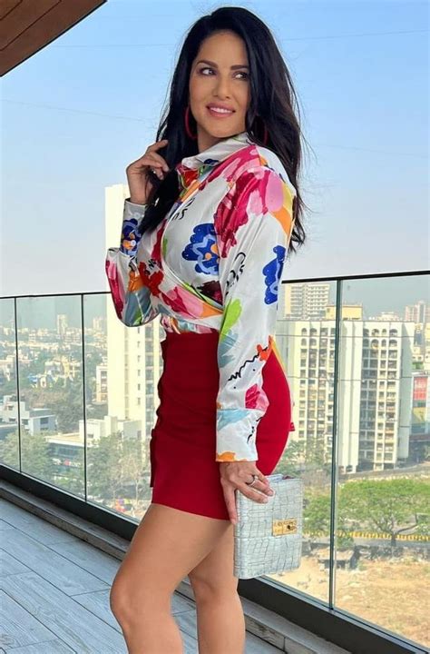 Sunny Leone Gave Killer Pose In The Balcony In Red Mini Skirt And Printed Shirt सनी लियोनी ने