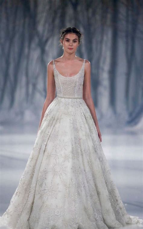 Classic Sleeveless Scooped Neckline Winter Themed Wedding Dress