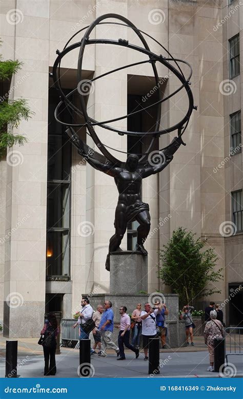 Atlas Statue By Lee Lawrie In Front Of Rockefeller Center In Midtown