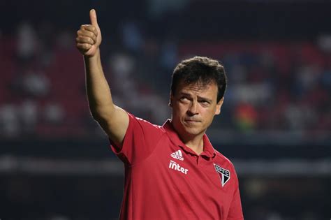 É também psicólogo, formado pela tradicional universidade são marcos. Parem de perseguir a saída de bola do Fernando Diniz ...