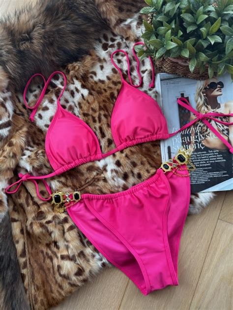 Pink Bikinis Su Dekorais Iris Body