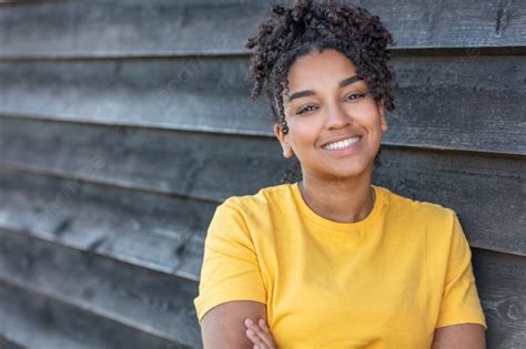 소녀 십대 십대 여성 젊은 아프리카 계 미국인 혼혈 여자 외부 완벽 한 치아와 미소 사진 배경 및 무료 다운로드를위한 그림
